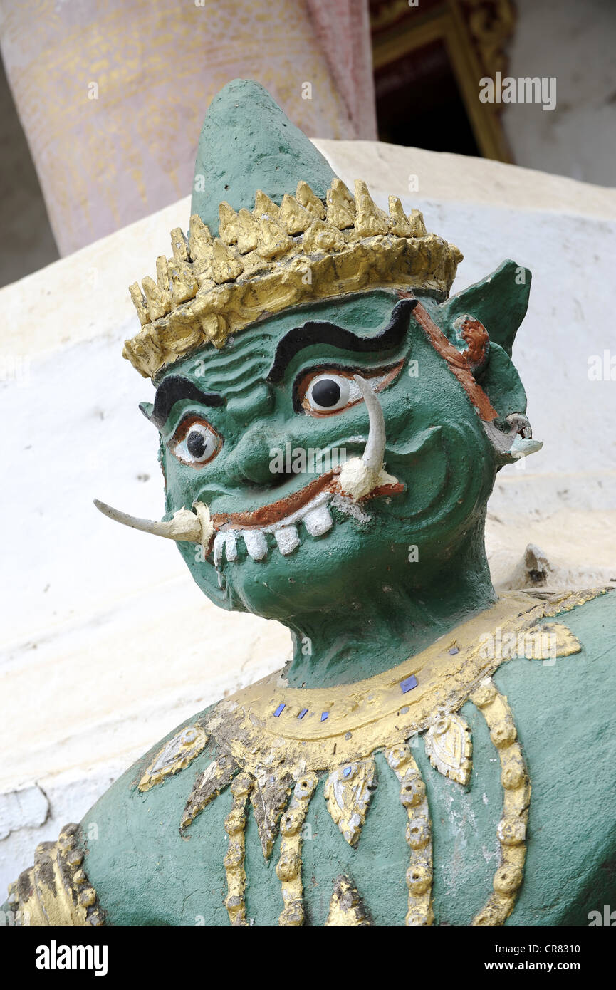 Statua di un tempio guardia, Ravana, testa, Wat Aham tempio, Luang Prabang, Laos, Asia sud-orientale, Asia Foto Stock