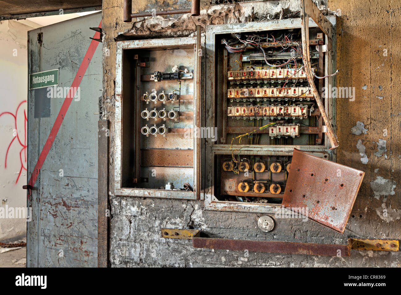 Distribuzione elettrica, scheda Porta Fuga, distruzione, fabbrica abbandonata Foto Stock