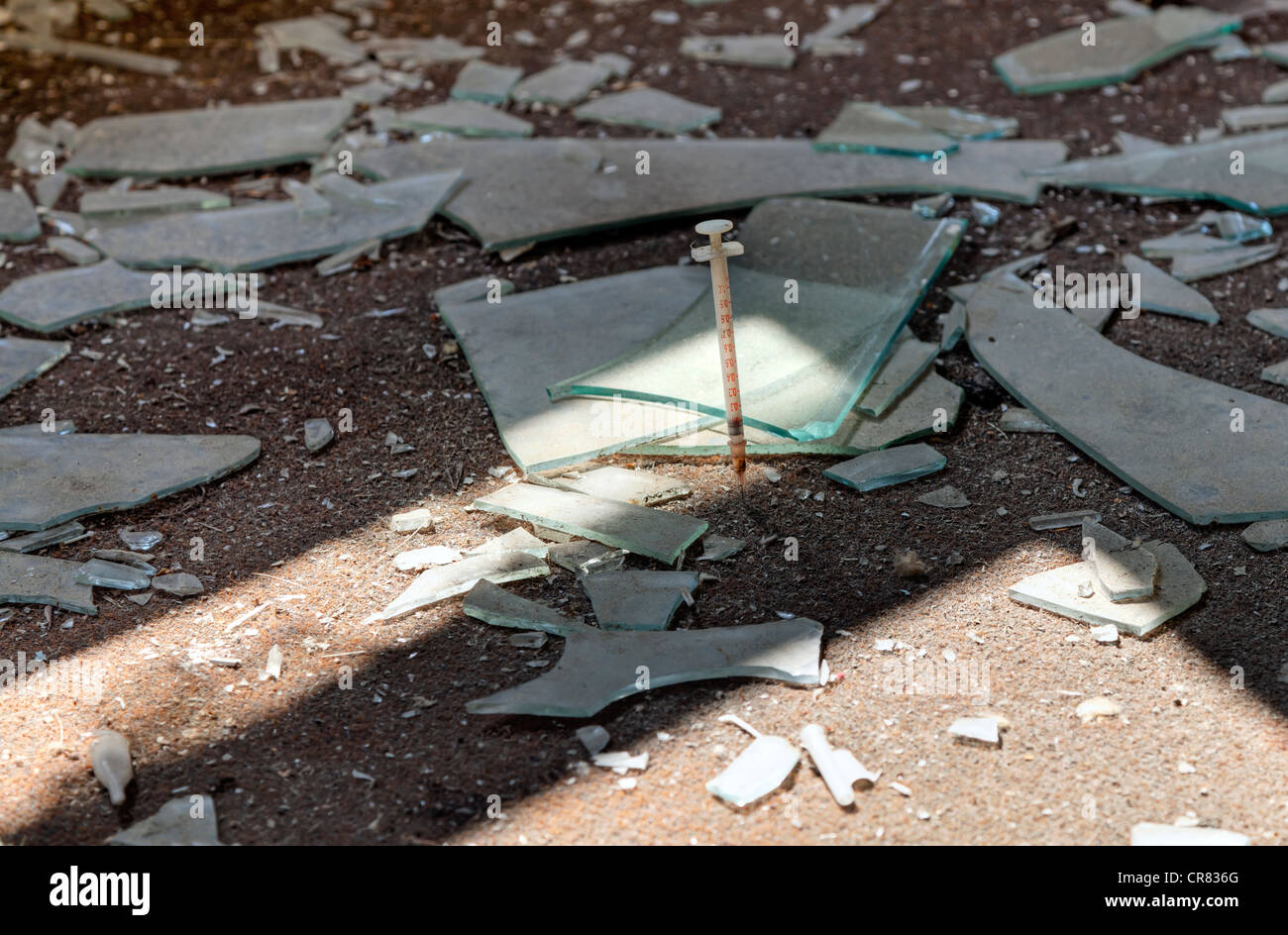 Vetro rotto, siringa usata, distruzione, fabbrica abbandonata Foto Stock