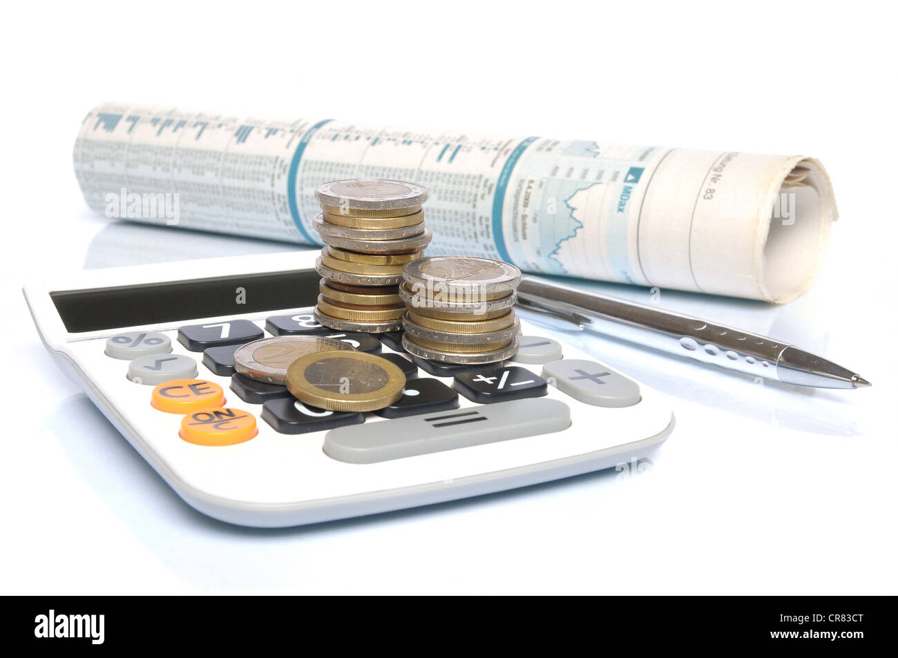 Calcolatrice con le monete in Euro, penna a sfera e il mercato azionario relazione su sfondo bianco Foto Stock
