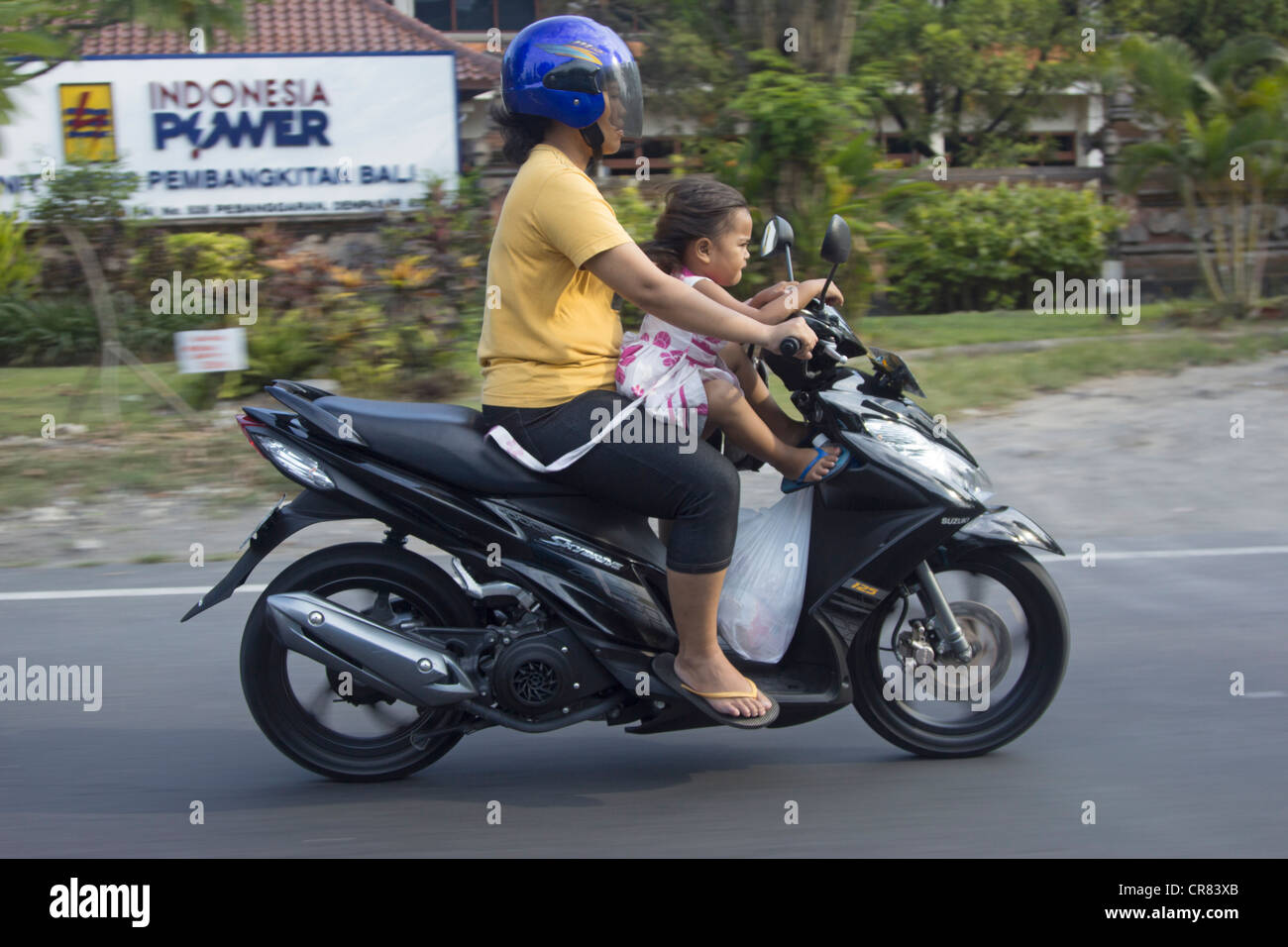 Equitazione per bambini con la madre in moto - Bali - Indonesia Foto Stock