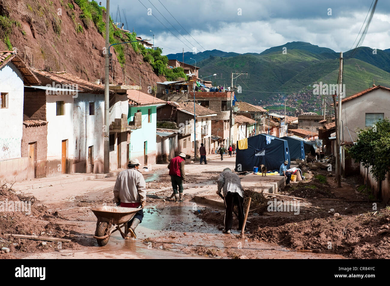 Il Perù, provincia di Cuzco, Cuzco, Patrimonio Mondiale dell'UNESCO, l'eliminazione di danni provocati da una frana causata dalle inondazioni Foto Stock