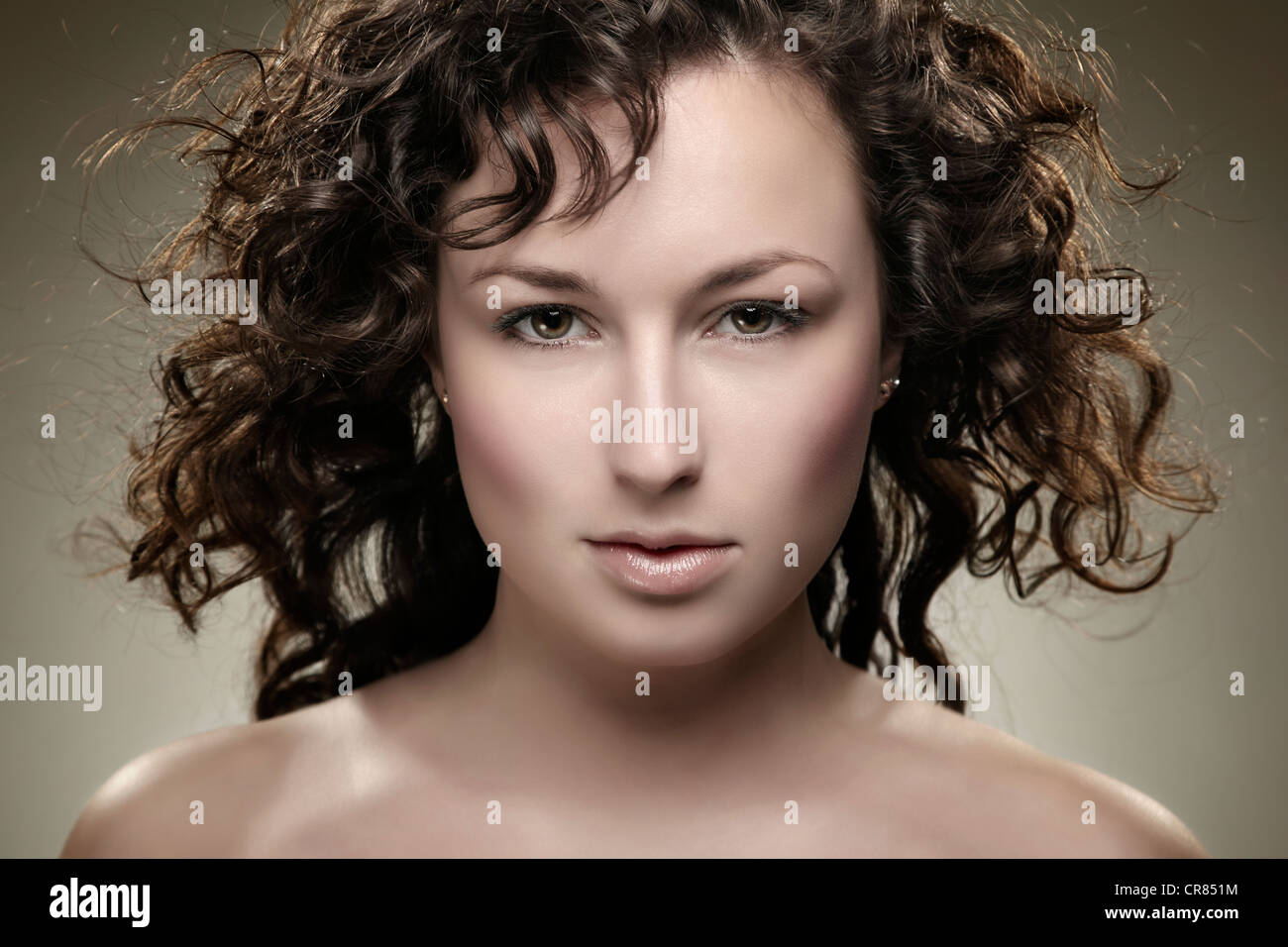 Giovane donna con ricci capelli castani, ritratto di bellezza Foto Stock