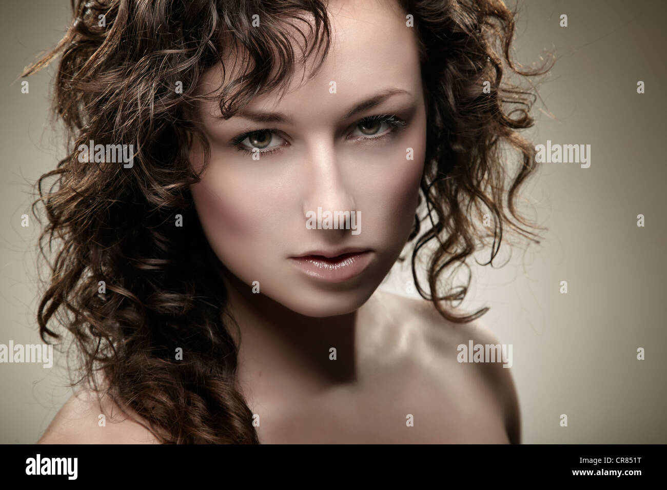 Giovane donna con ricci capelli castani, ritratto di bellezza Foto Stock