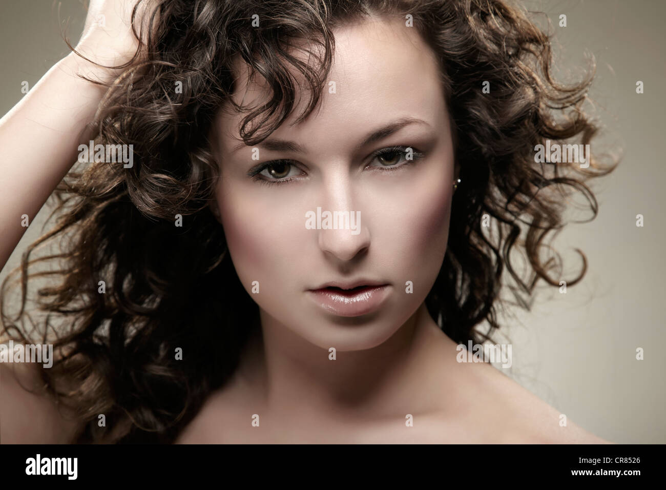 Giovane donna con ricci capelli castani, ritratto di bellezza Foto Stock