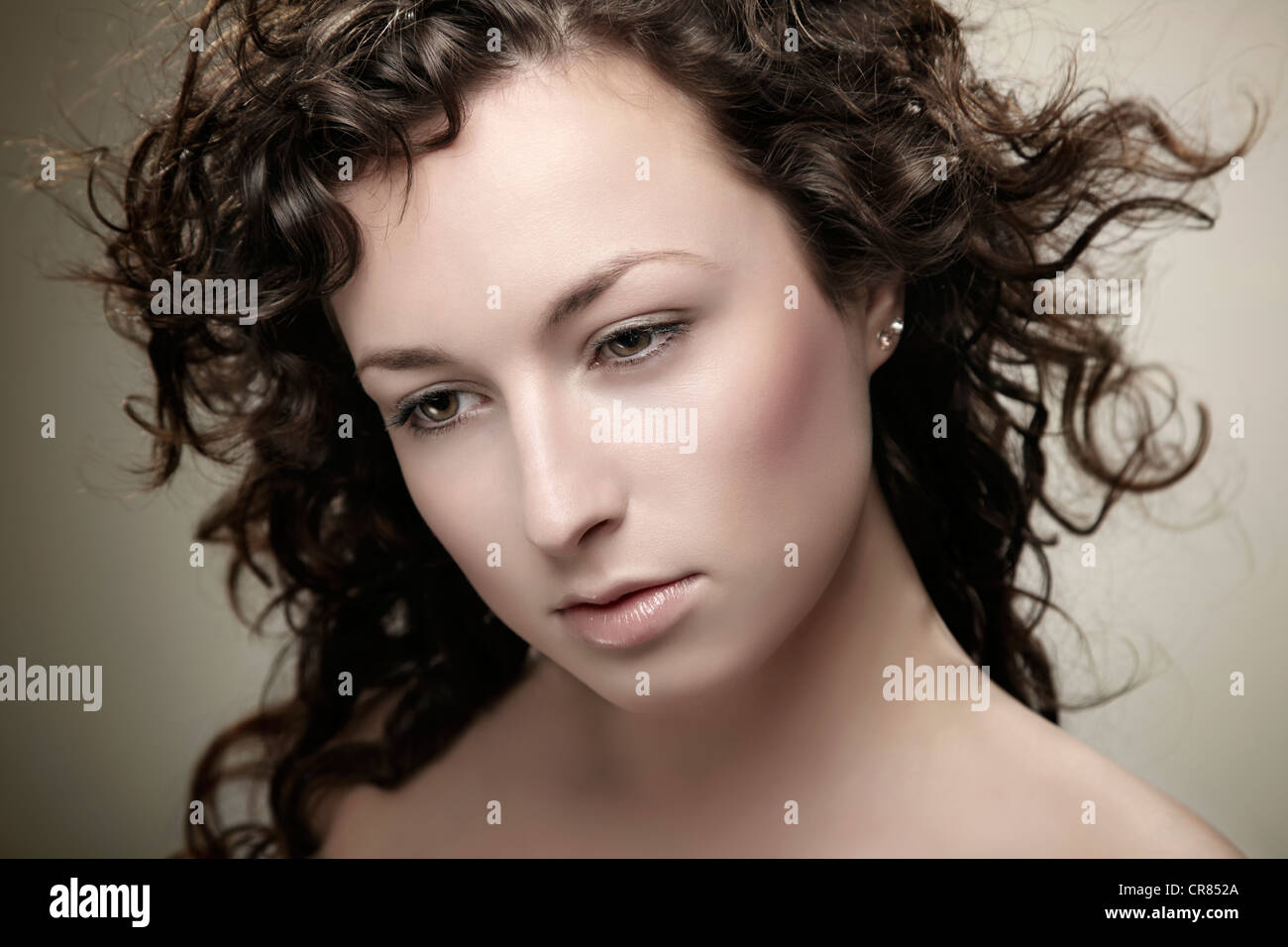 Giovane donna con ricci capelli castani, ritratto di bellezza Foto Stock