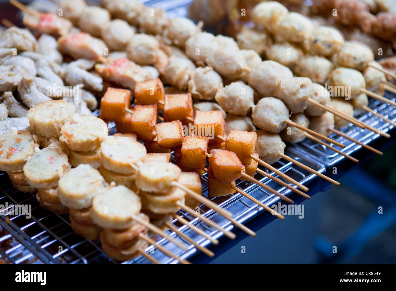 Thailandia, Bangkok, street food, spiedini Foto Stock