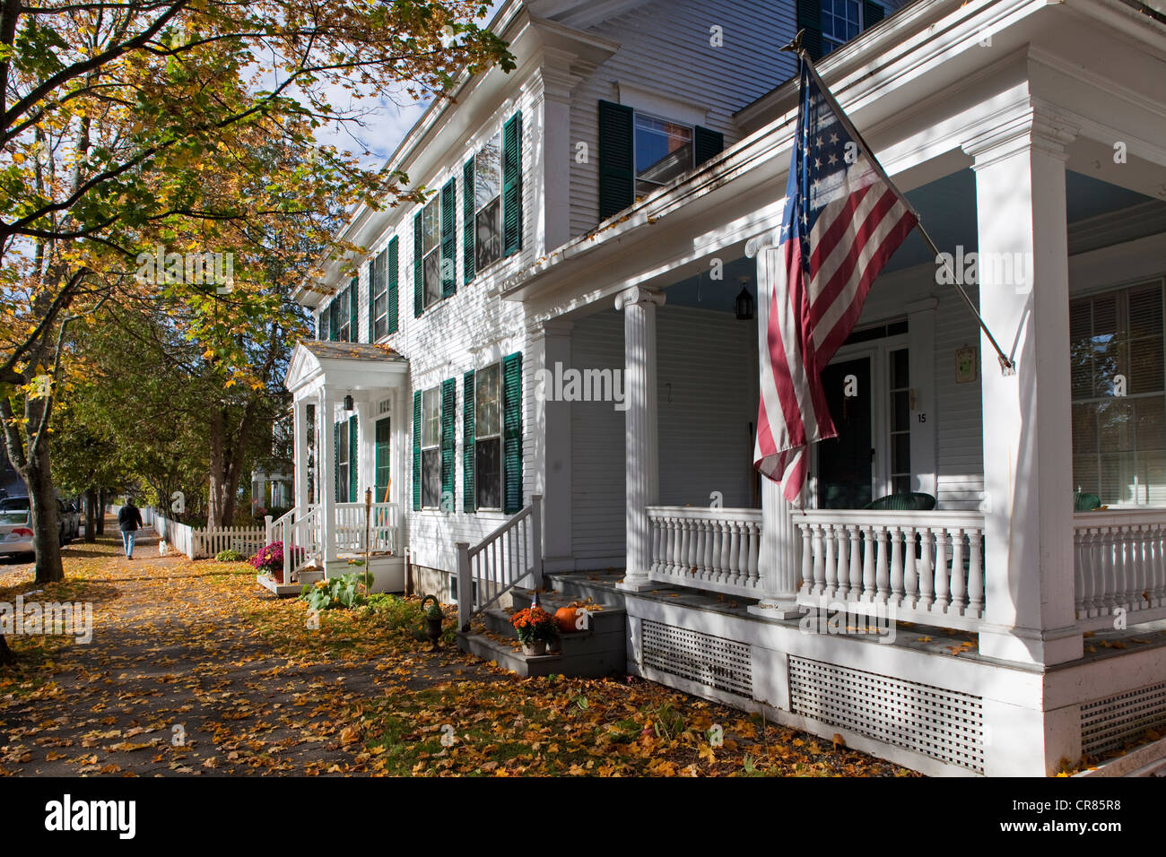 Stati Uniti, New England, Vermont, Woodstock, casa storica e bandiera americana Foto Stock