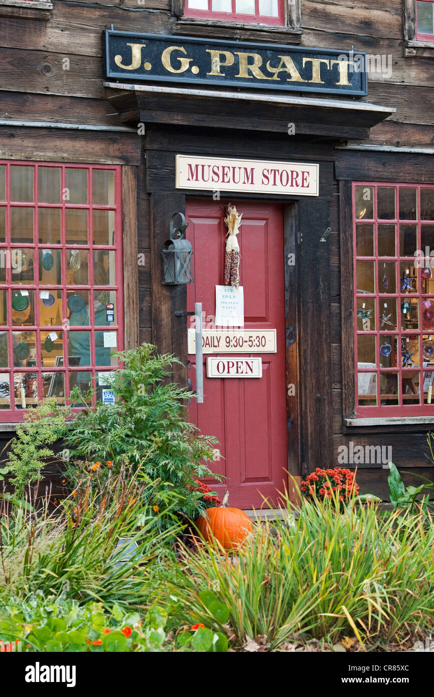 Stati Uniti, New England, Massachusetts, Storico Deerfield, villaggio con case storiche, shop del Museo, porta di ingresso Foto Stock