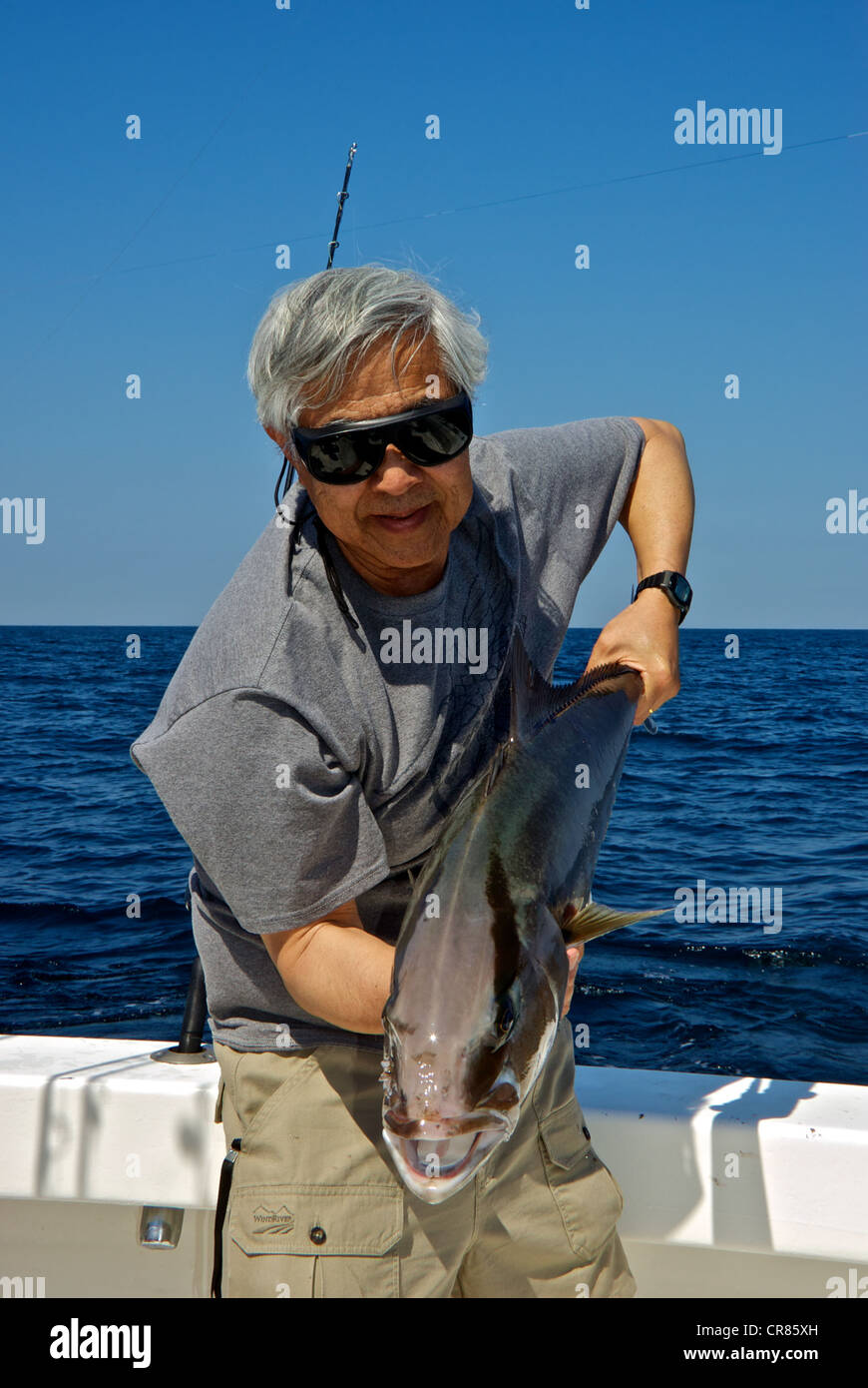 Pescatore cinese azienda big amberjack deepsea gamefish prima del rilascio Foto Stock