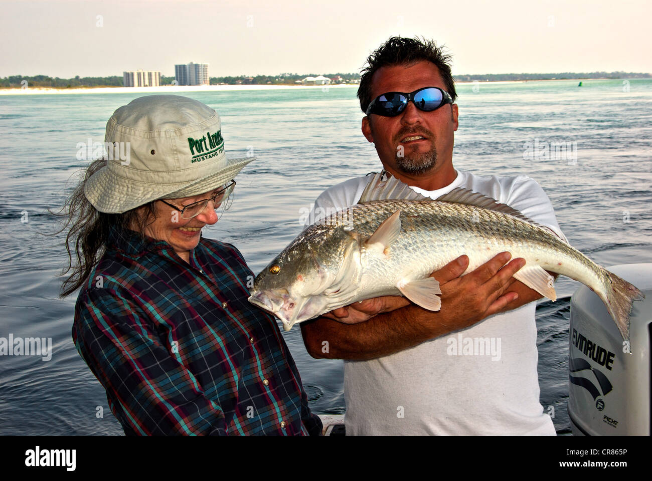 Lo sport femminile pescatore ammirando il suo scorfano inshore saltwater game pesce che guida di pesca è azienda Perdido Pass Foto Stock