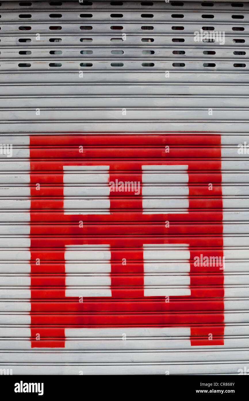 Parola cinese Tian sulla porta di metallo in Hong Kong Foto Stock