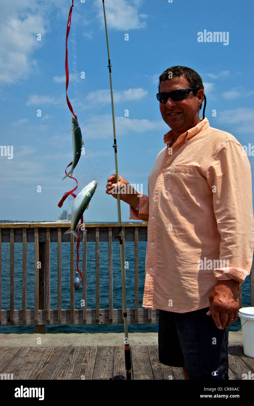 Il pescatore con un paio di net jigged vivace spostando i pesci esche Gulf Shores parco dello stato Alabama pesca sportiva pier Foto Stock