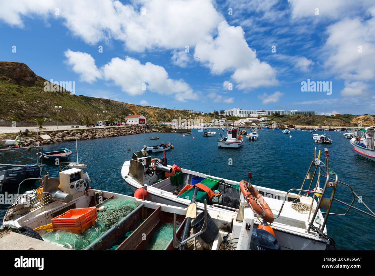 Barche di pescatori locali nel porto, Sagres Algarve Foto Stock