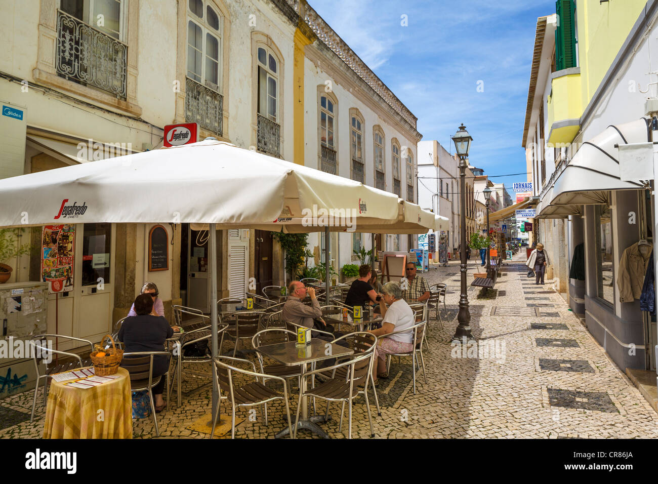 Street cafe e negozi nella città vecchia, Silves, Algarve, PORTOGALLO Foto Stock