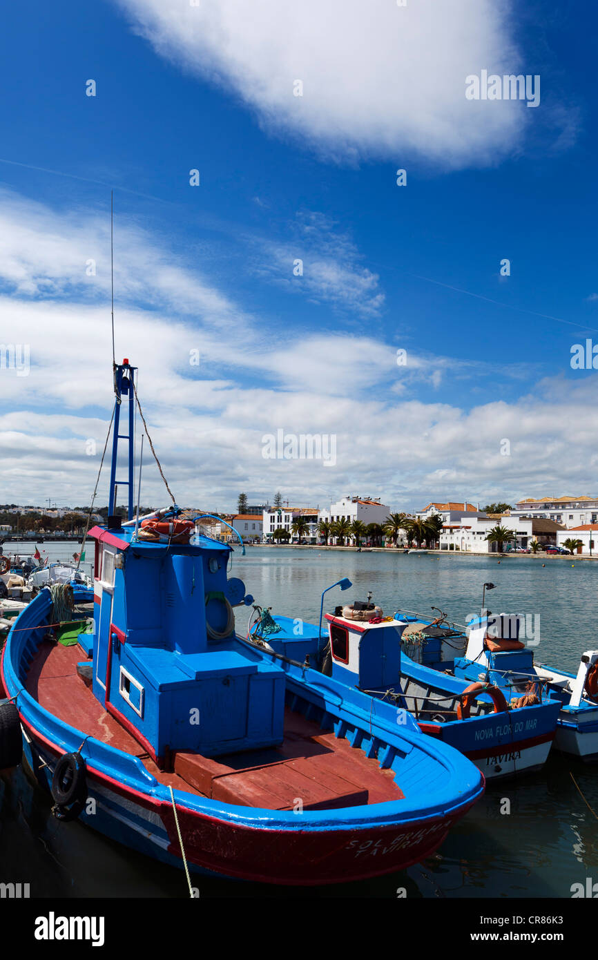 Barche da pesca ormeggiato sul fiume Gilao nella Città Vecchia, Tavira, Algarve, PORTOGALLO Foto Stock