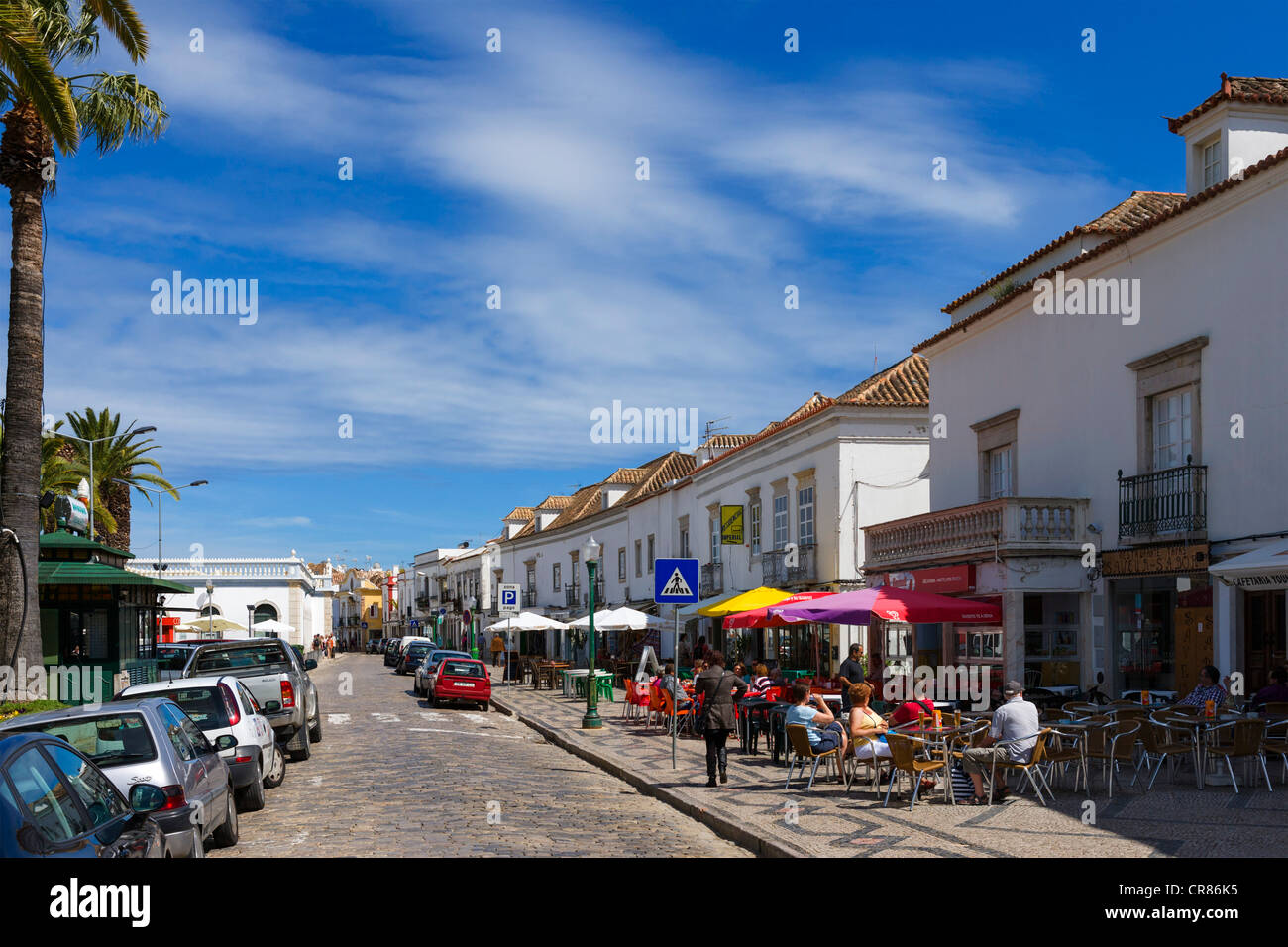 Caffè sulla Rua dos Cais lungo il fiume Gilao nella Città Vecchia, Tavira, Algarve, PORTOGALLO Foto Stock
