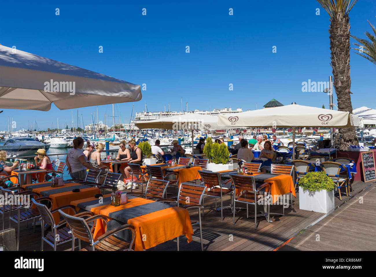 Ristorante terrazza che si affaccia sulla marina di Vilamoura, Algarve, PORTOGALLO Foto Stock