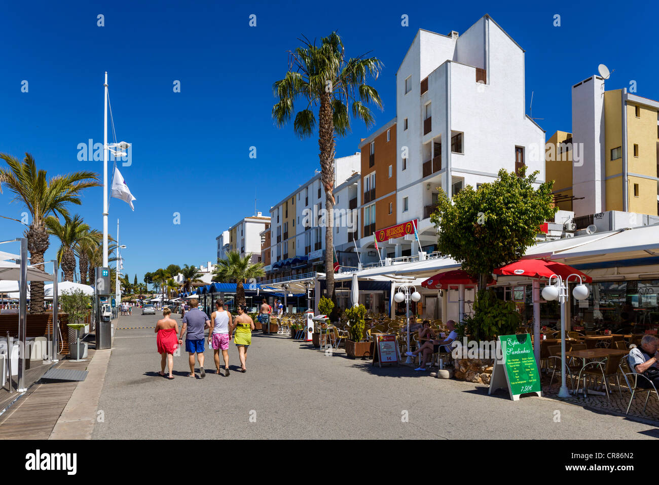 Negozi e ristoranti lungo la banchina del porto turistico di Vilamoura, Algarve, PORTOGALLO Foto Stock