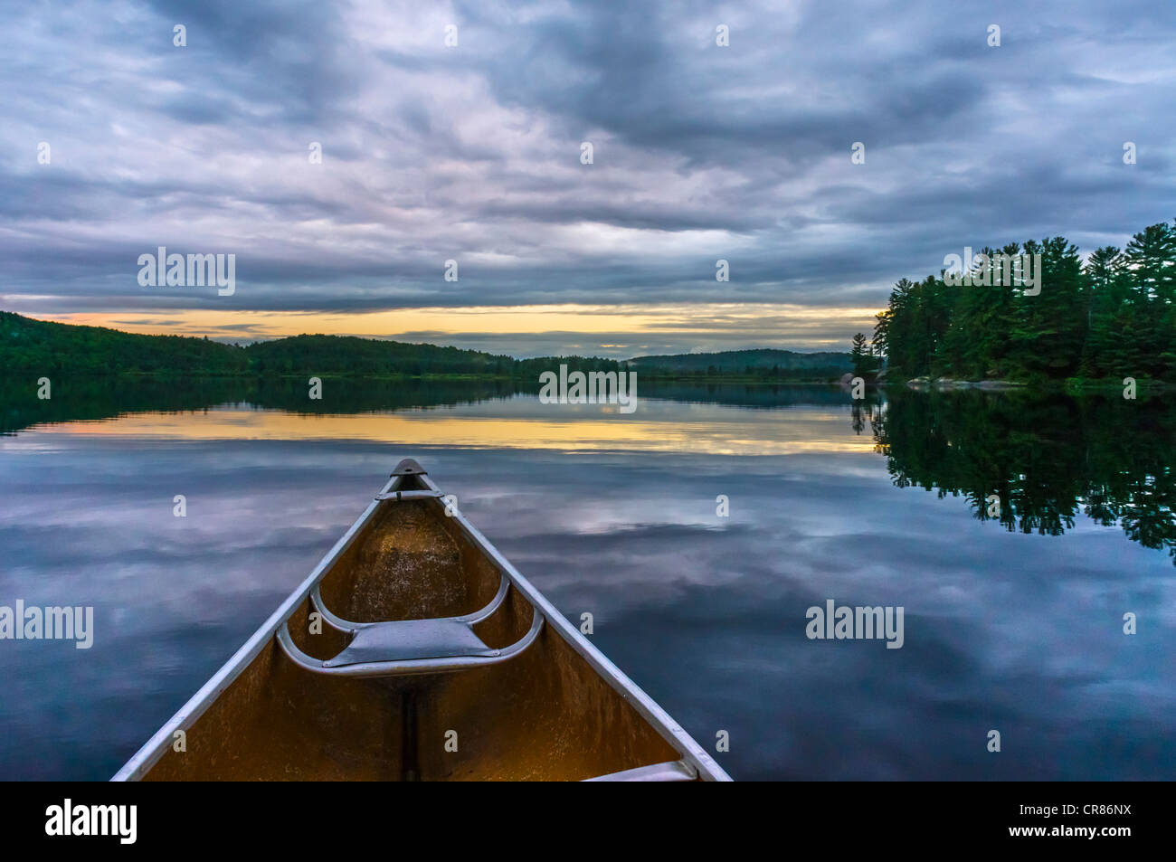 Canottaggio sul lago al tramonto al Killarney Lodge resort, Lago dei due fiumi, Algonquin Park, Ontario, Canada Foto Stock