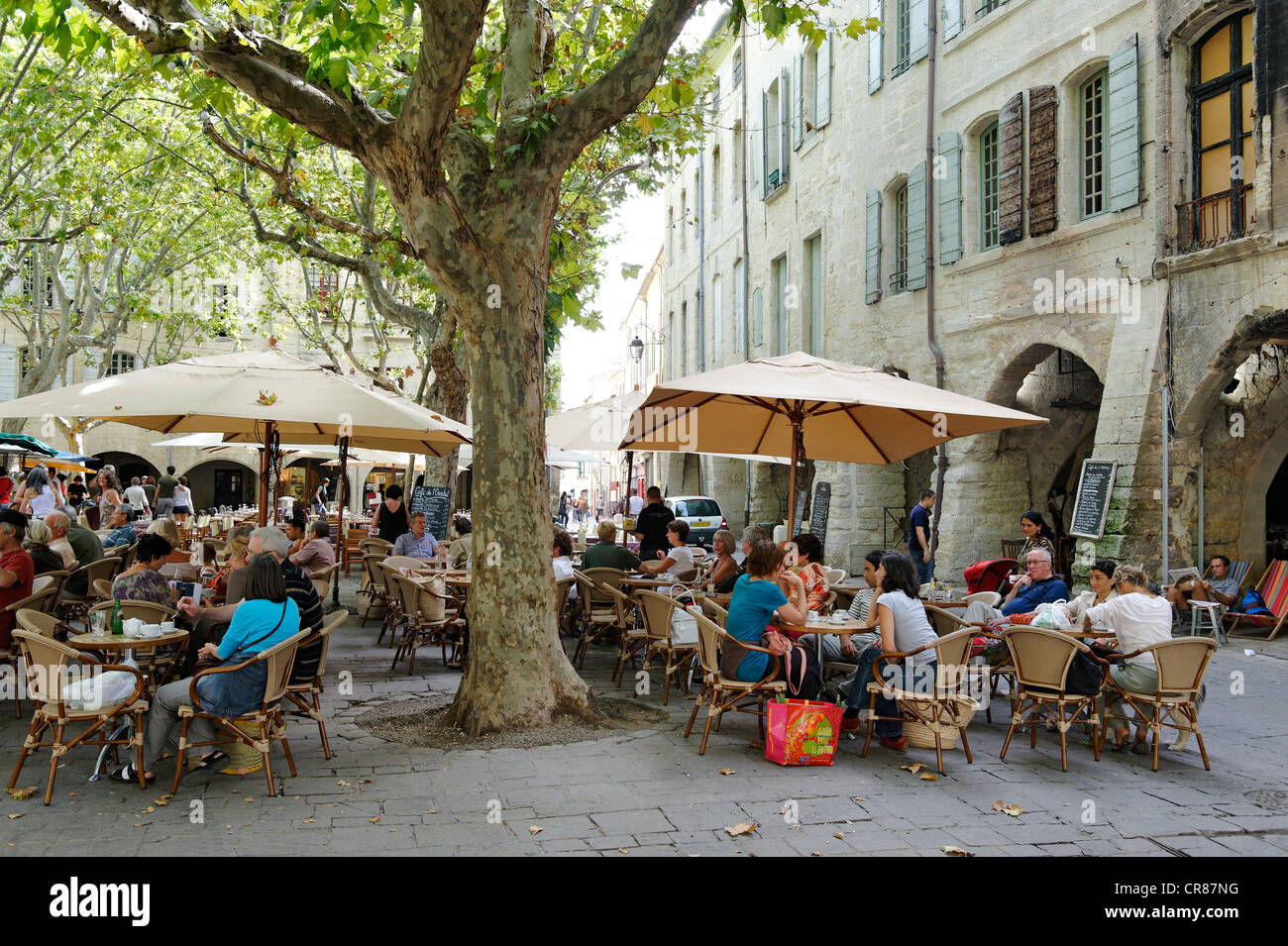 Francia Gard Uzes elencati come città d'arte storia mercato settimanale in Place aux Herbes circondato da case porticate caffè all'aperto Foto Stock
