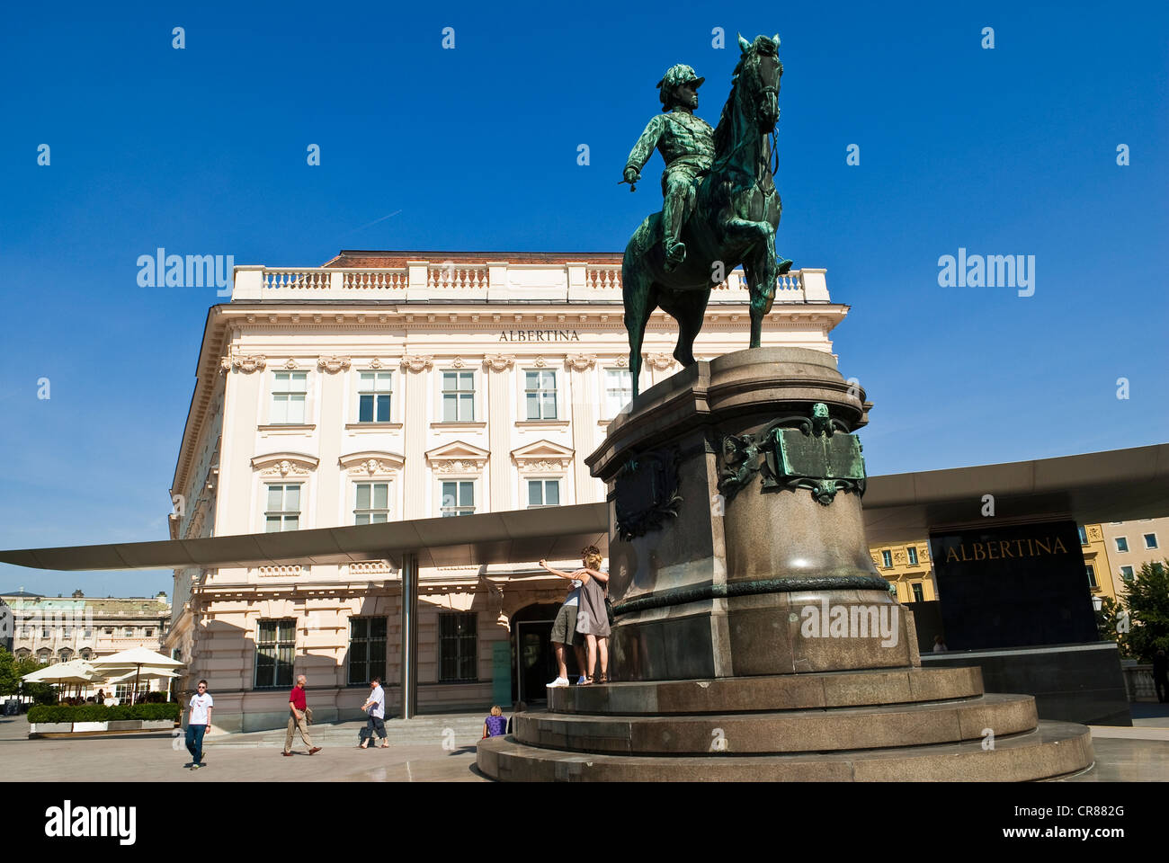 Austria, Vienna, centro storico Patrimonio Mondiale UNESCO, Albertinaplatz, la statua dell'Arciduca Alberto (Erzherzog Albrecht) Foto Stock