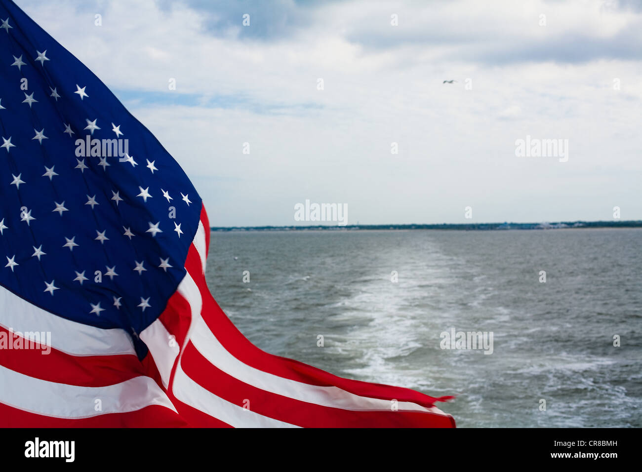 Bandiera degli Stati Uniti battenti sul retro della barca Foto Stock