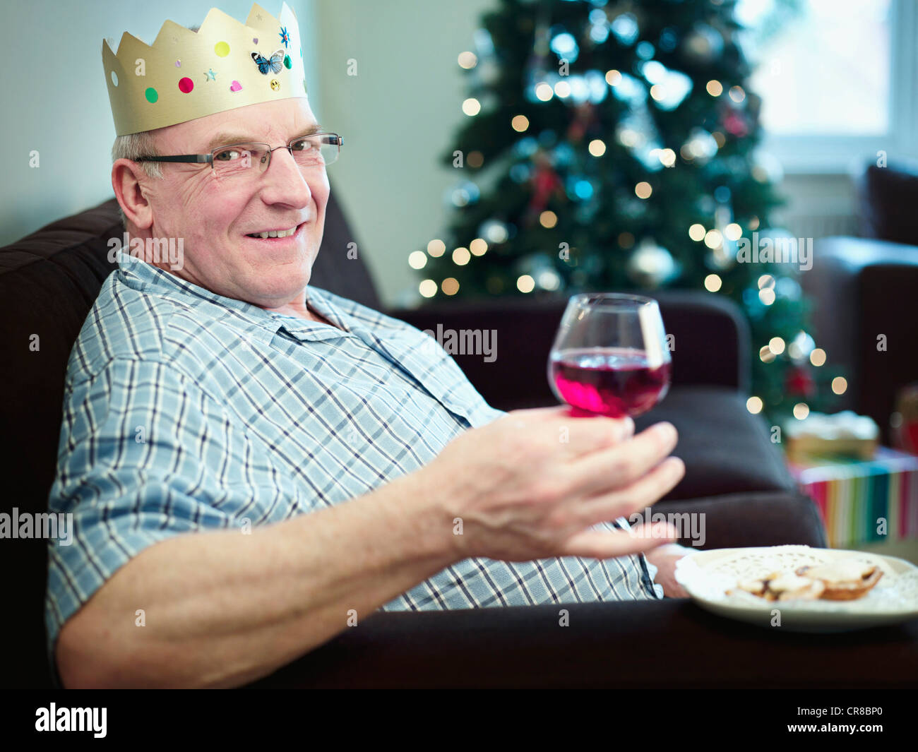 Senior uomo con cappello a Natale, ritratto Foto Stock