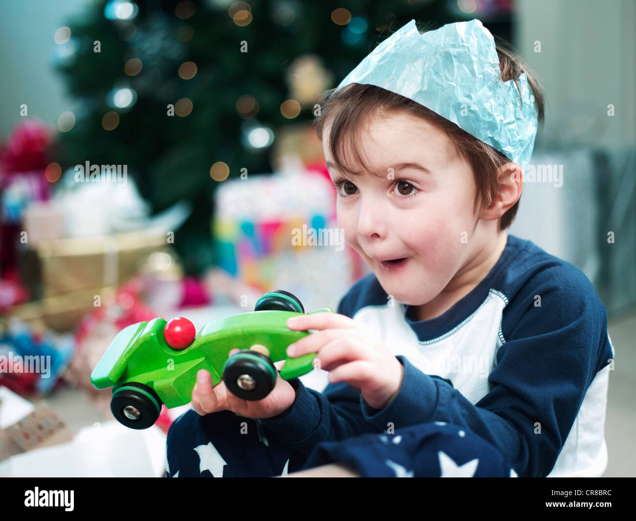 Ragazzo di aprire i regali di natale Foto Stock