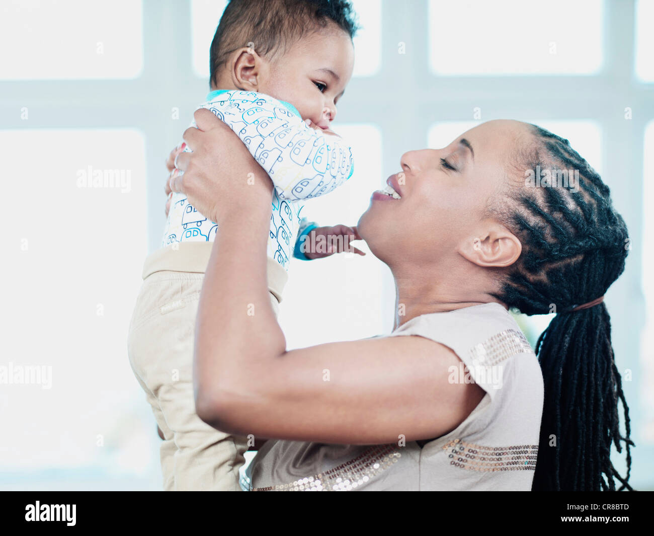 Sollevamento madre baby boy Foto Stock