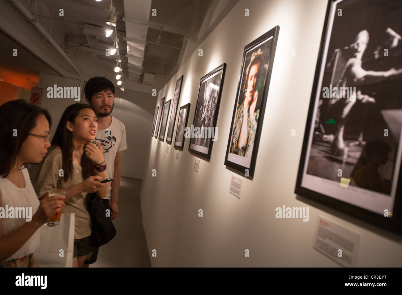 I giovani cinesi ad una mostra fotografica delle immagini di musica, dal British Council, a Pechino, in Cina. Foto Stock