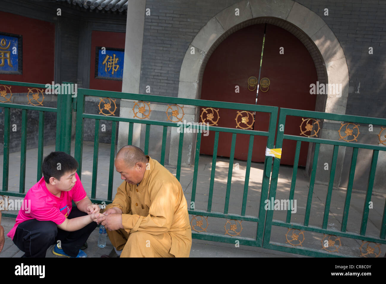 Fortune raccontare, palm con lettura a templi GuangJi, a Pechino, Cina Foto Stock