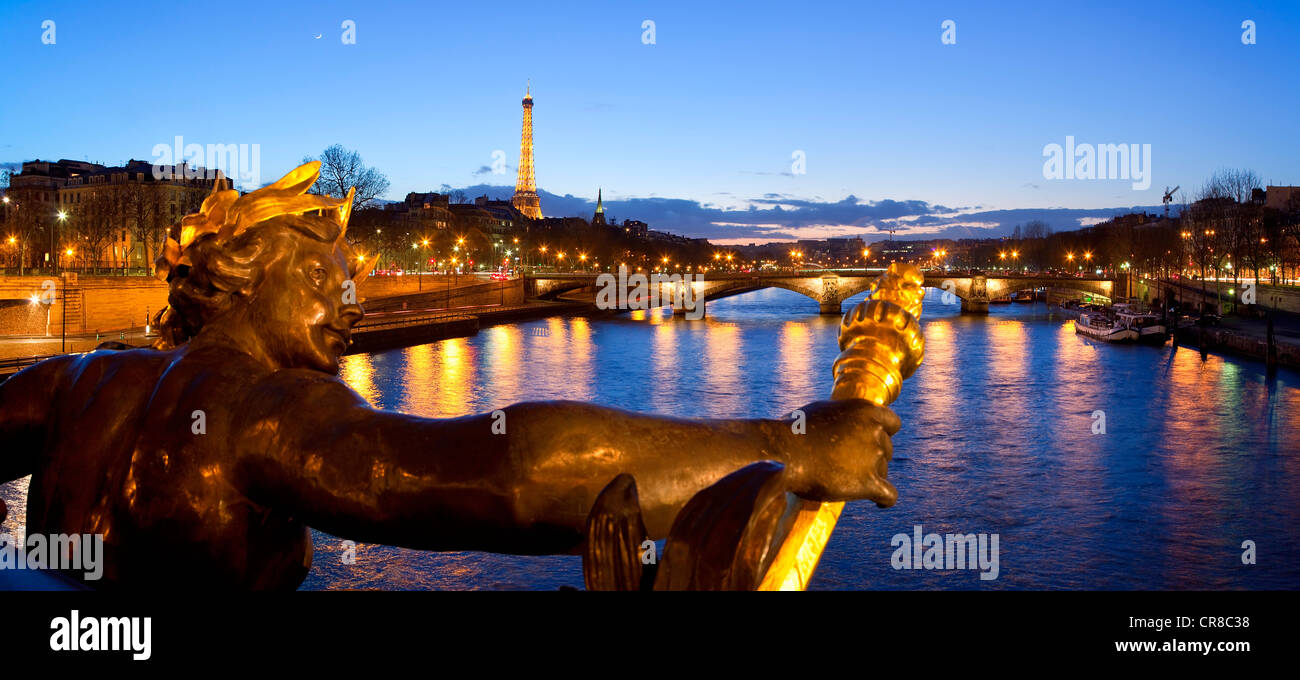 Francia, Parigi, le rive della Senna Patrimonio Mondiale UNESCO, statua della ninfa della Neva sul Pont Alexandre III Foto Stock
