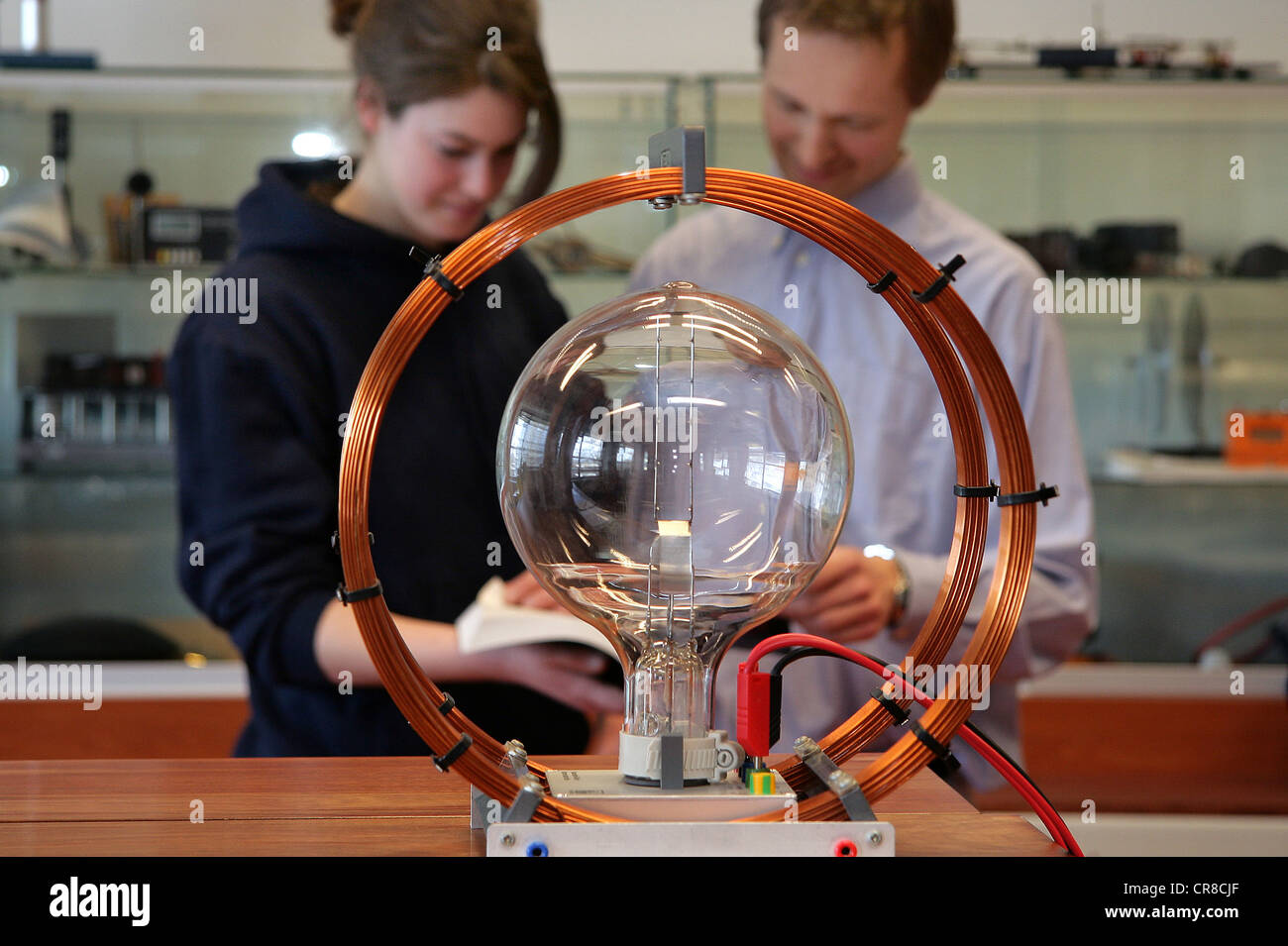 Ricercatori di fisica che fanno un esperimento scientifico in laboratorio Foto Stock