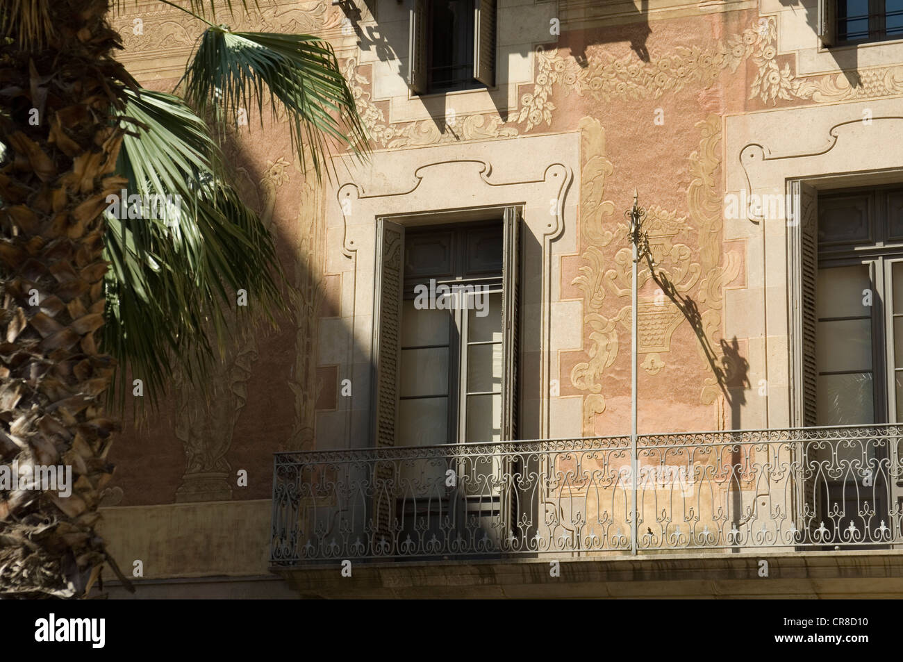 Carving modernista e dettaglio sulla parete di edificio in Art Nouveau in Barcellona Foto Stock