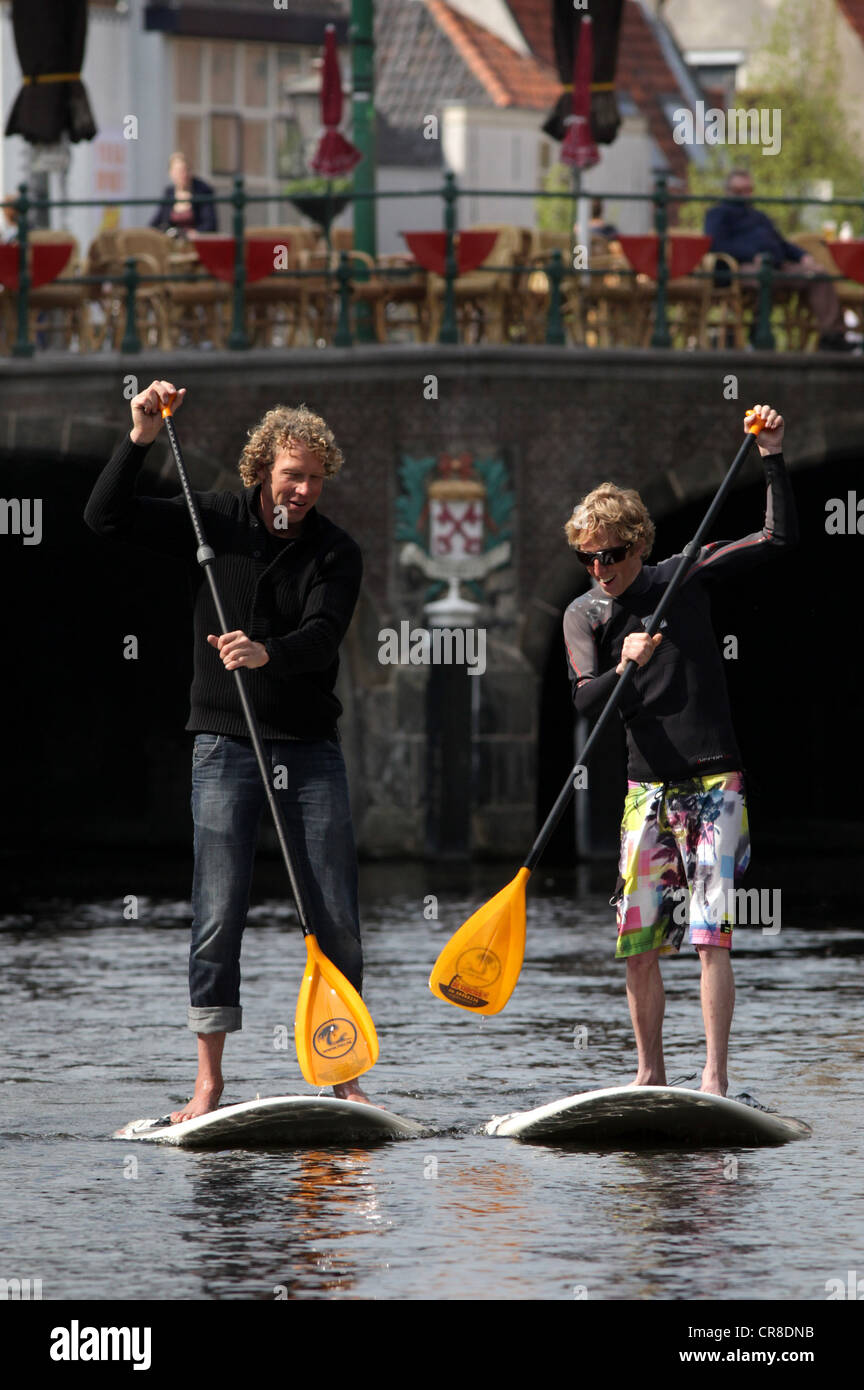 Stand up paddle Boarding / Stand up paddling nei canali di Amsterdam Paesi Bassi.Stand up paddleboard (SUP) o Stand up paddle surf. Foto Stock