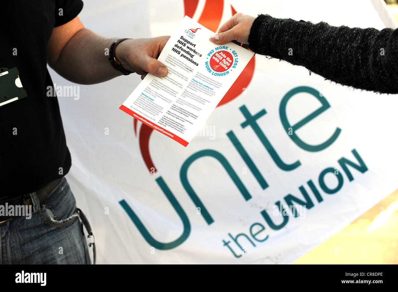 Unite unione tenendo una protesta sui tagli di posti di lavoro e le pensioni al di fuori del Royal Sussex County Hospital distribuendo volantini Foto Stock