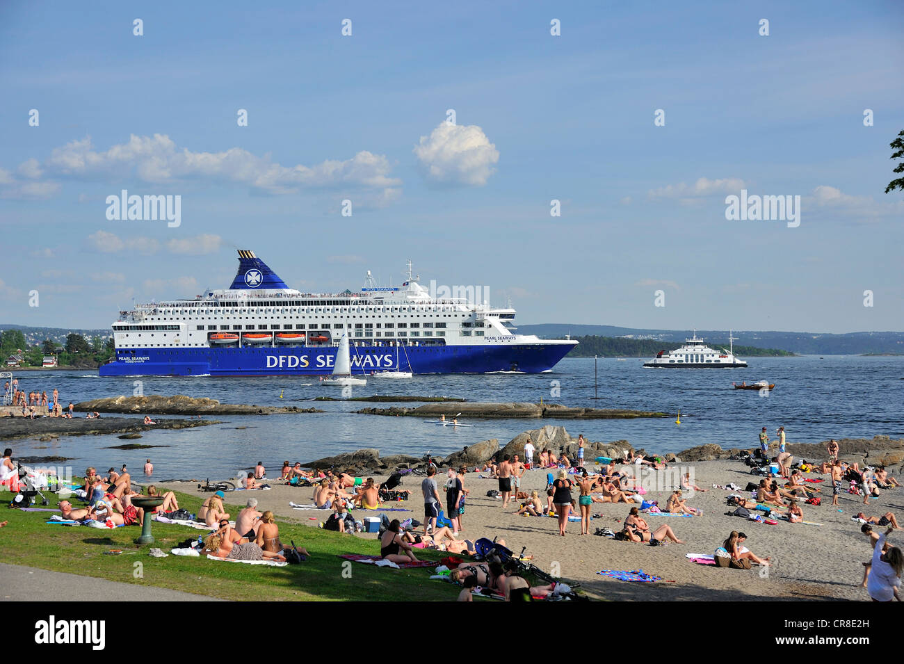 Il traghetto Copenhagen DFDS Seaways vela nel fiordo di Oslo e passaggio di Huk spiaggia balneare sul suo modo di Danimarca Foto Stock