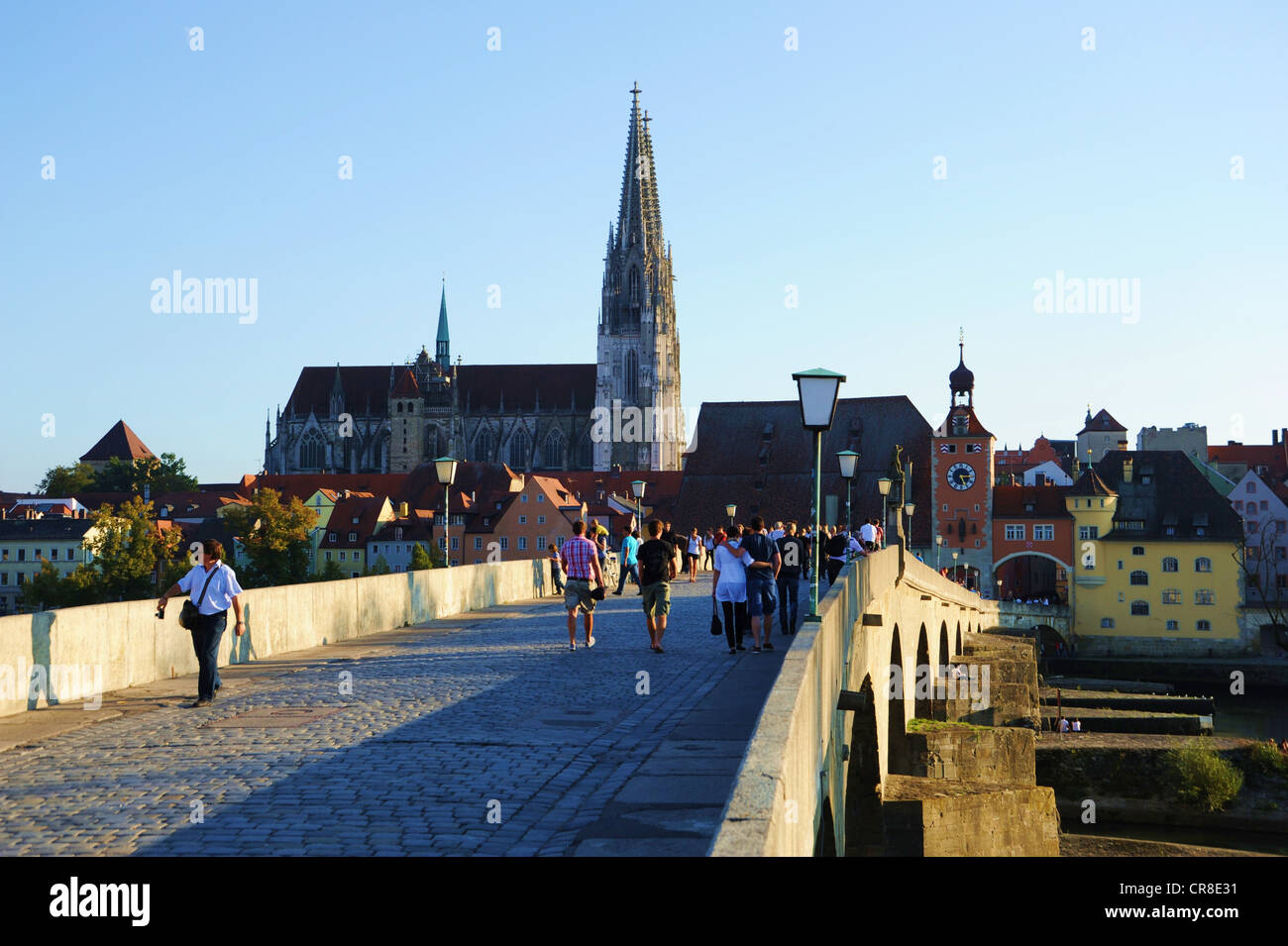 Cattedrale di Ratisbona, da Steinerne Bruecke ponte per la città vecchia di Regensburg, Baviera, Germania, Europa Foto Stock