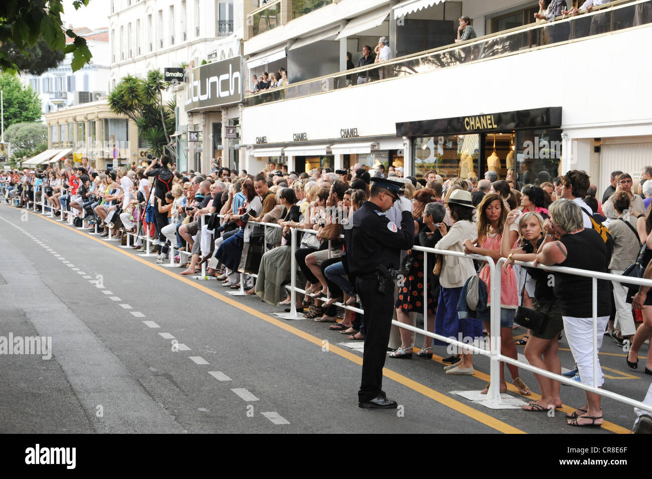 Tifosi in attesa, il Festival Internazionale del Cinema di Cannes, Côte d'Azur, in Francia, in Europa Foto Stock