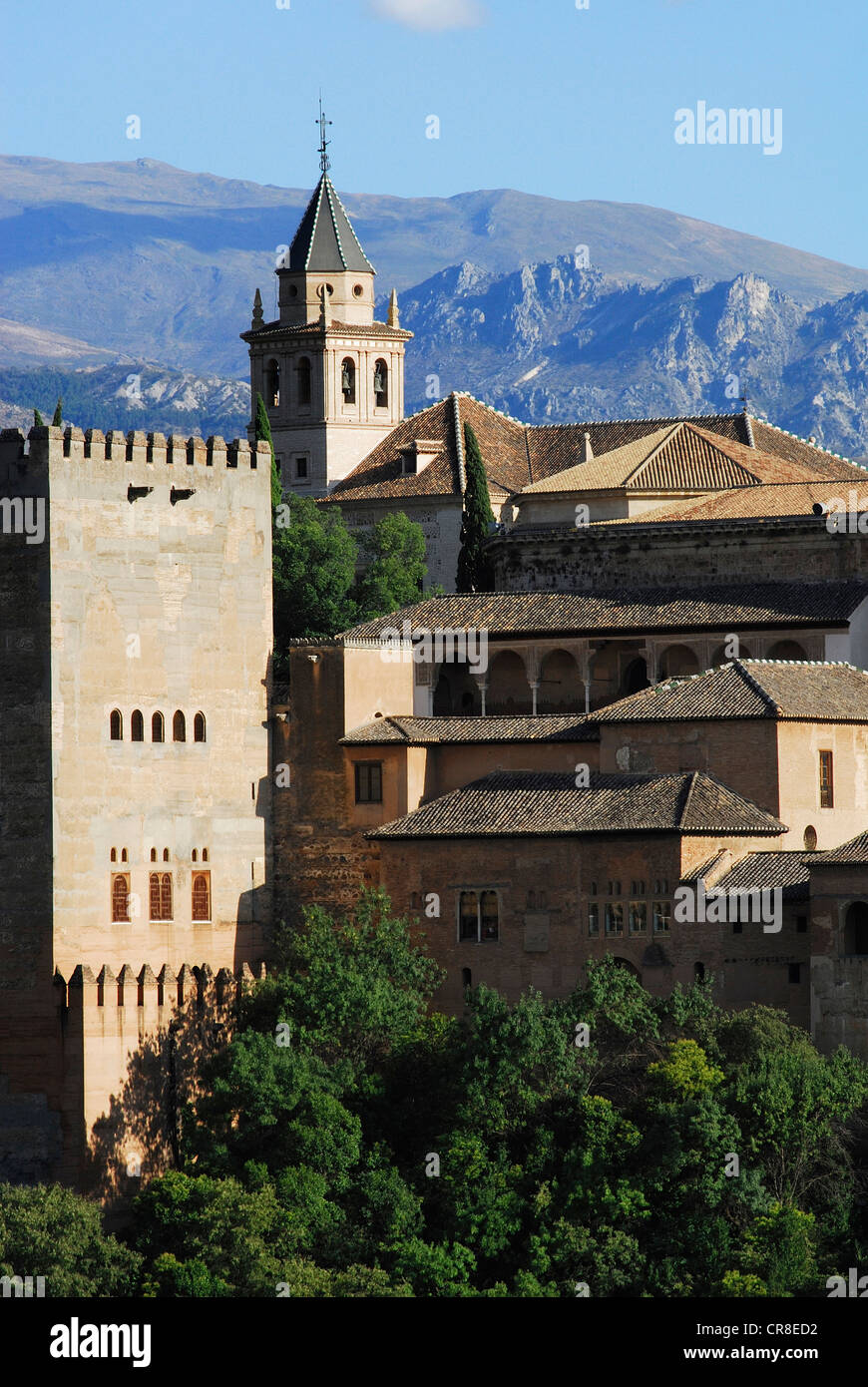 Spagna, Andalusia, Granada, il Palazzo Alhambra e il palazzo di Carlo V, patrimonio mondiale dell UNESCO, vista da San Nicolas Foto Stock