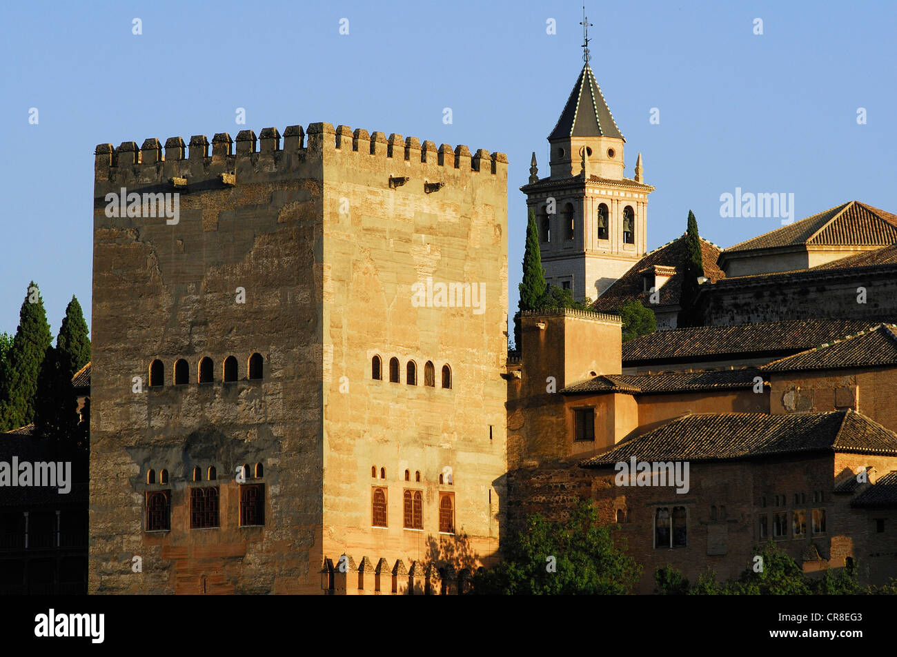 Spagna, Andalusia, Granada, il Palazzo Alhambra e il palazzo di Carlo V, patrimonio mondiale dell UNESCO, vista dall'Albaicin Garden Foto Stock