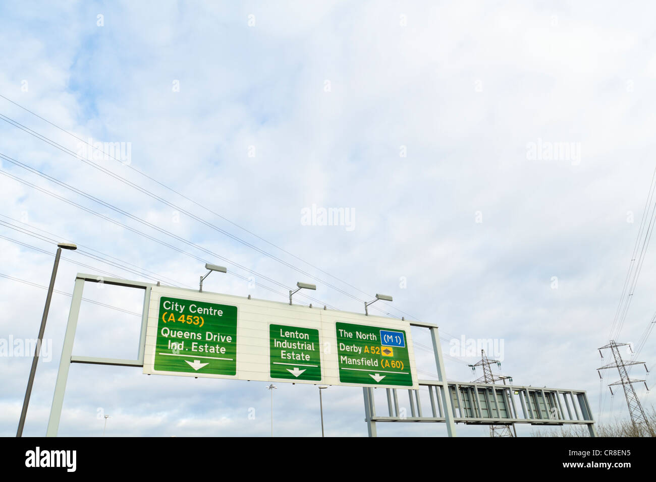 Indicazioni stradali su un overhead gantry, Nottingham, Inghilterra, Regno Unito Foto Stock