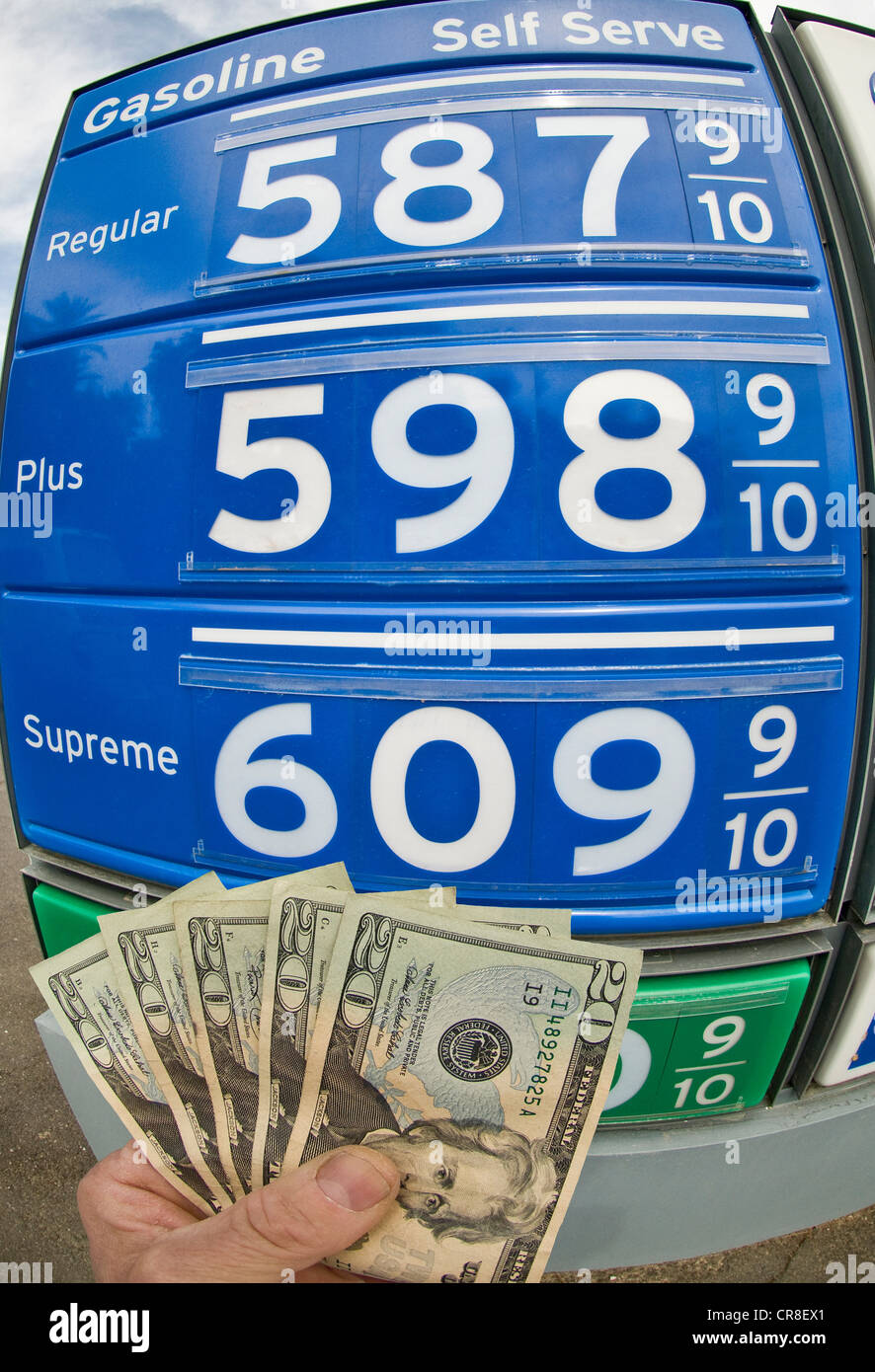Mano che tiene le fatture del dollaro a stazione di gas nel Parco Nazionale della Valle della Morte, CALIFORNIA, STATI UNITI D'AMERICA Foto Stock