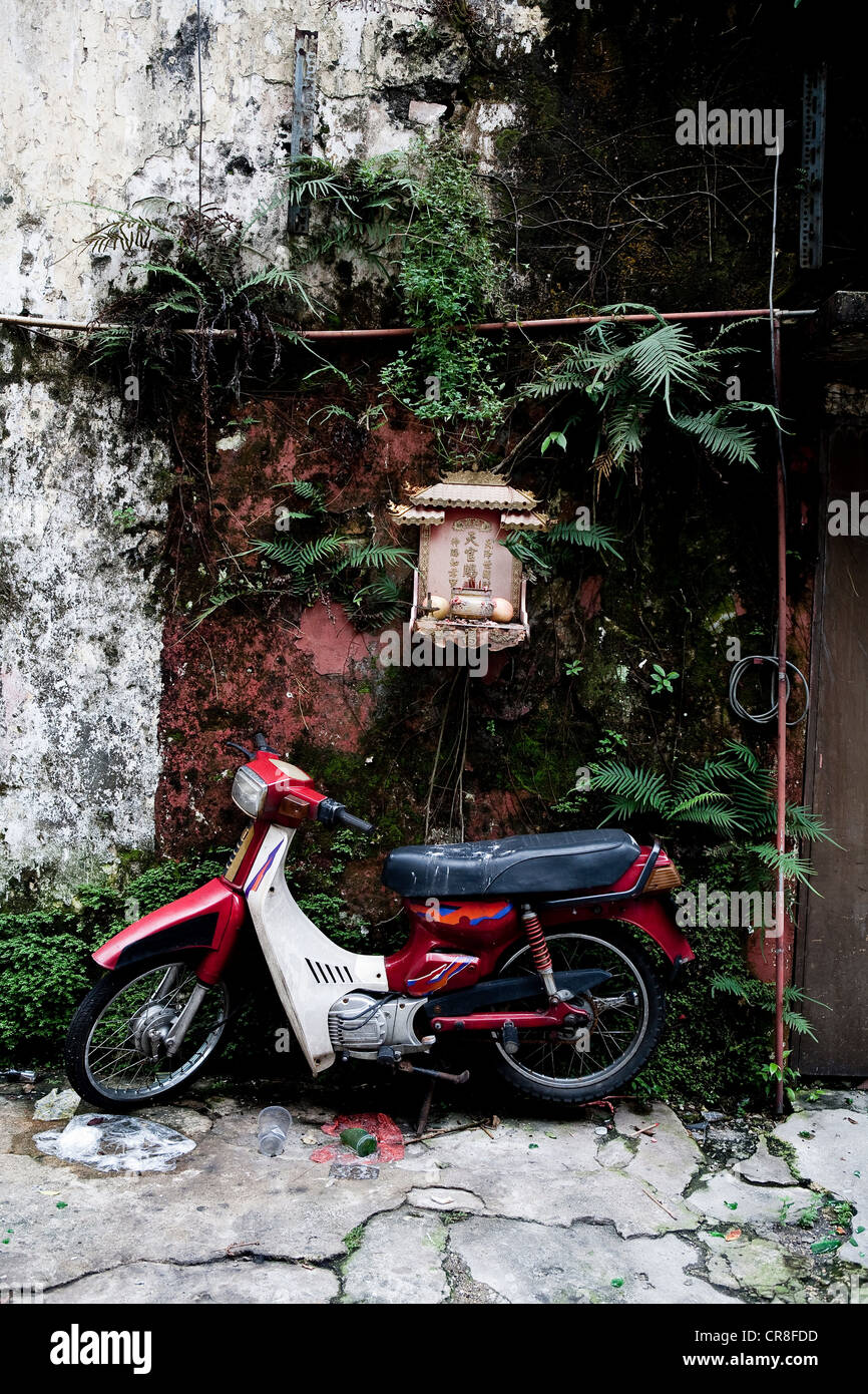 Ciclomotore parcheggiato sulla strada a Bangkok, in Thailandia Foto Stock