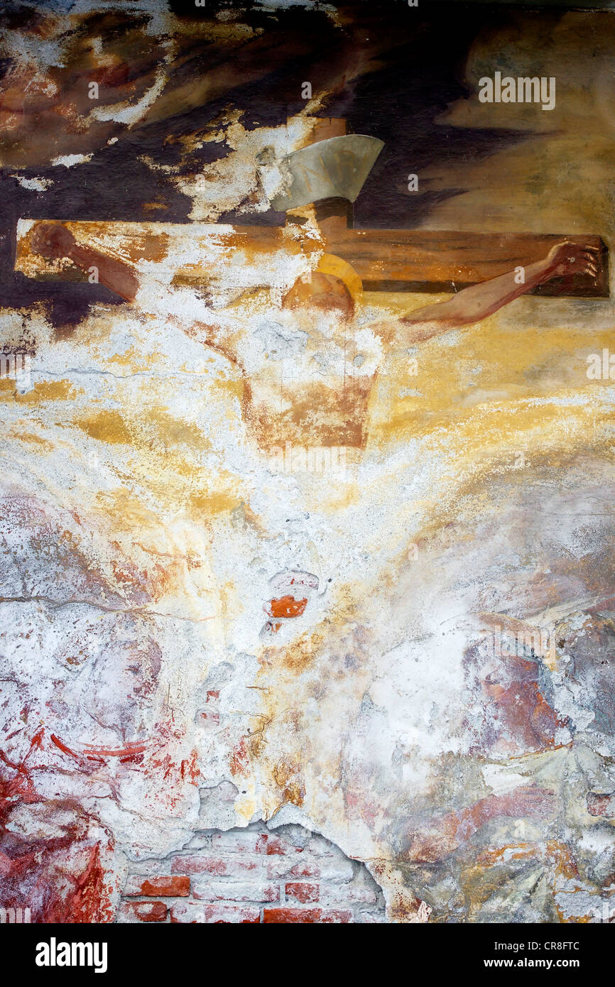 Weathered affresco della Crocifissione nel vecchio cimitero di Brissago, Lago Maggiore, Ticino, Svizzera, Europa Foto Stock
