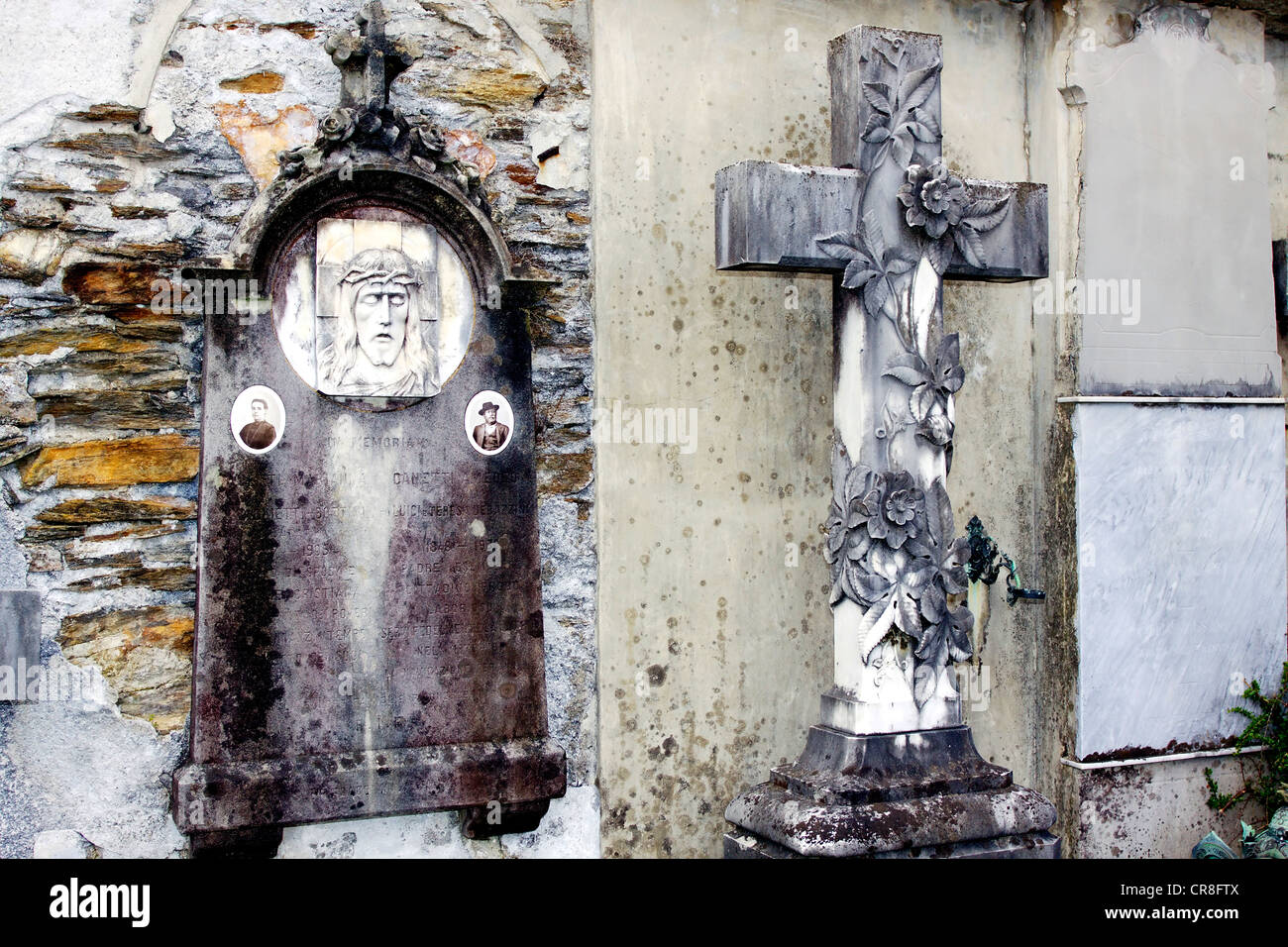 Pietra tombale nel vecchio cimitero di Brissago, Lago Maggiore, Ticino, Svizzera, Europa Foto Stock