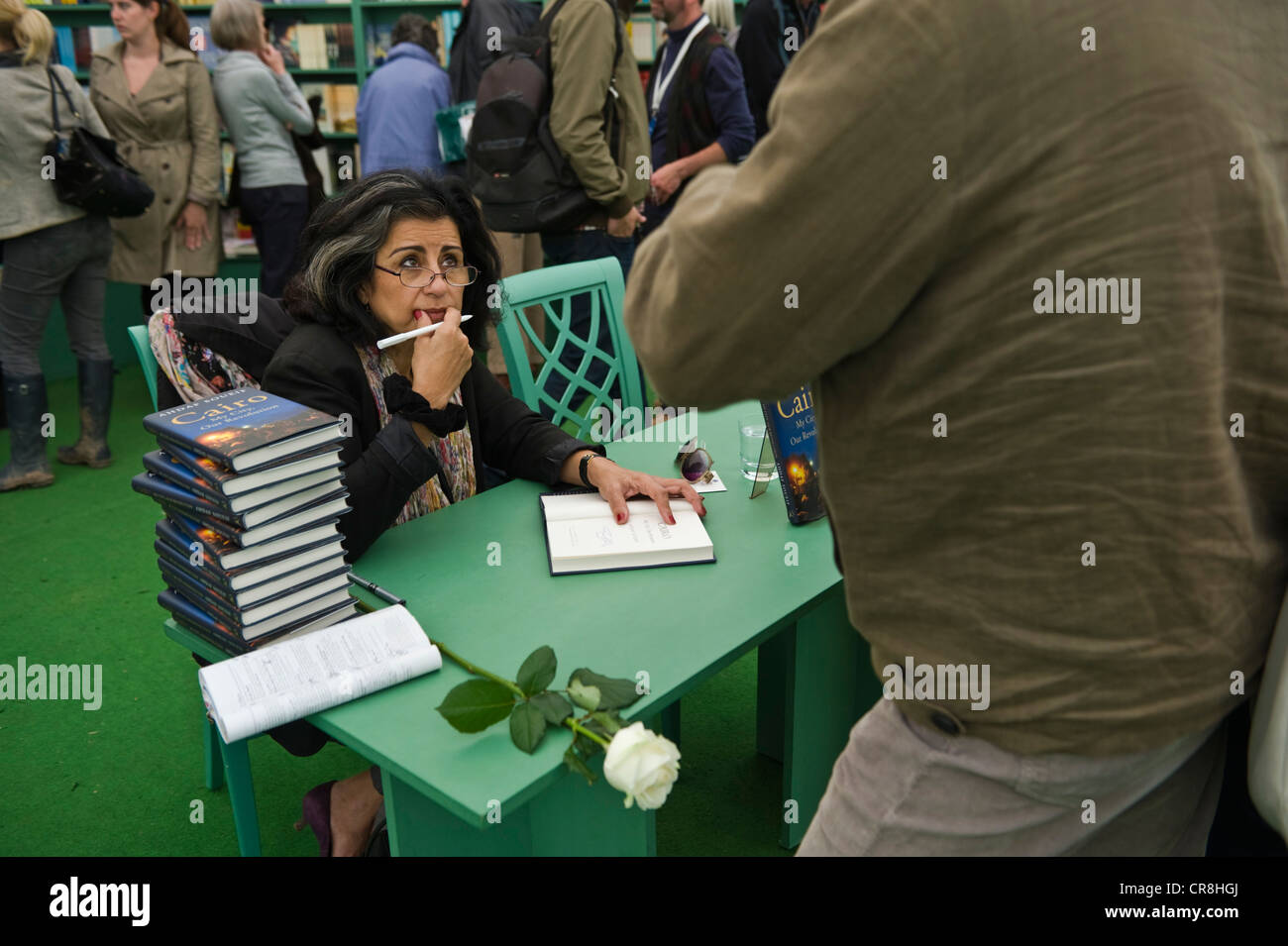 Libro firma Ahdaf Soueif scrittore egiziano foto libro firma presso il Telegraph Hay Festival 2012, Hay-on-Wye, Powys, Wales, Regno Unito Foto Stock