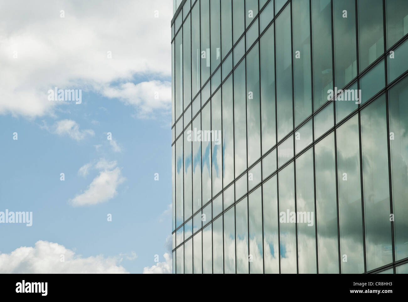 Nuvoloso cielo blu riflessa in ufficio finestre Foto Stock