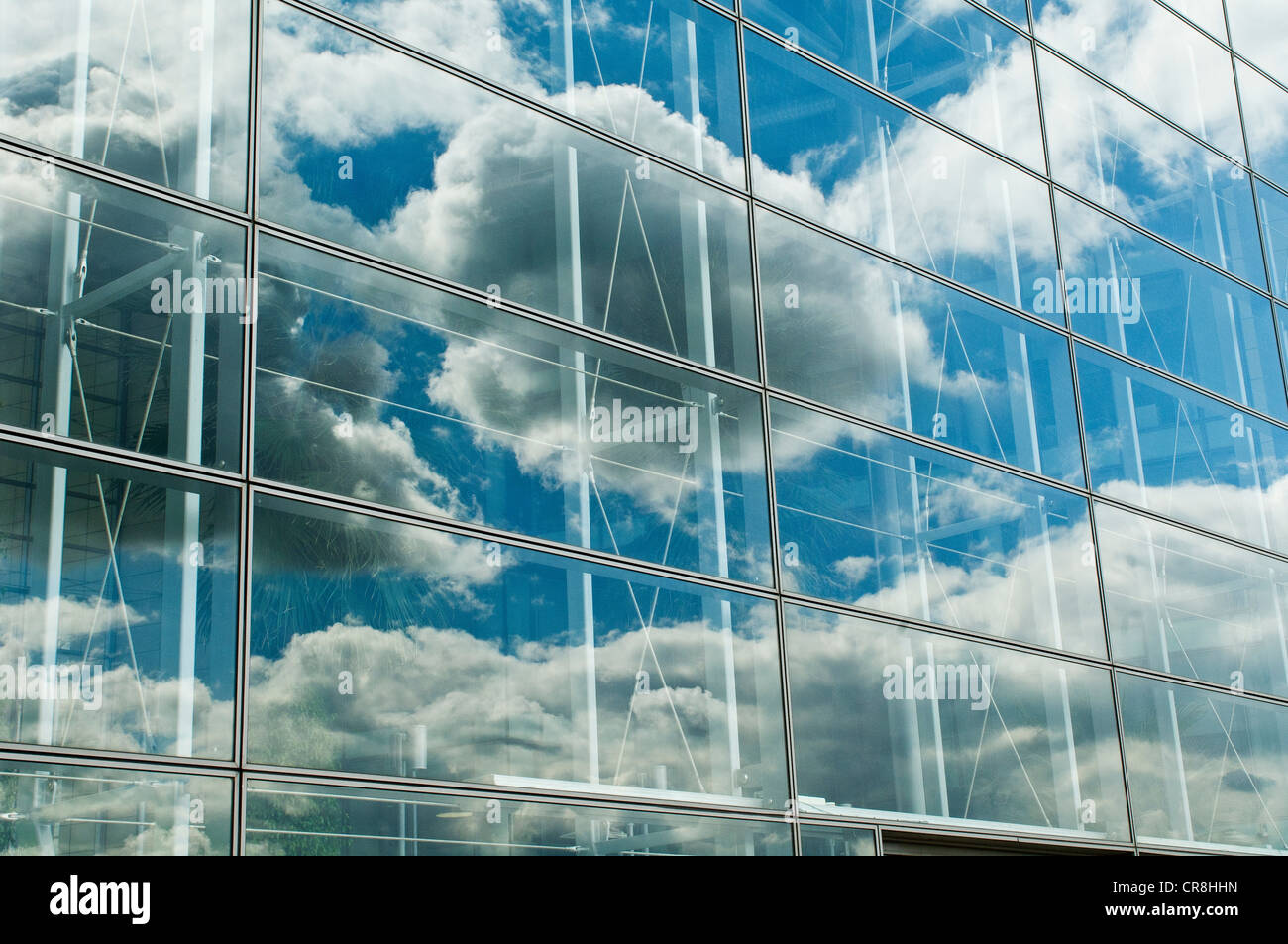 Nuvoloso cielo blu riflessa in ufficio finestre Foto Stock